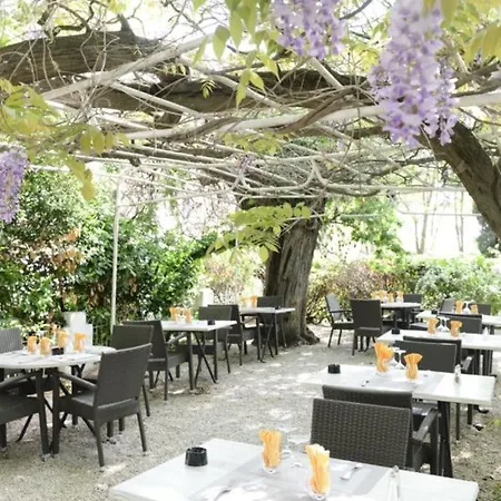 Logis Le Terminus Hotel