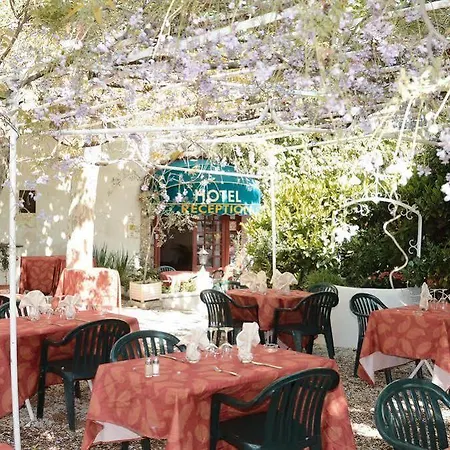 Logis Le Terminus Hotel